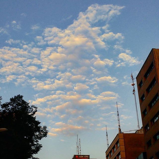 نگاره:  آسمان ِ هم‌اکنون ِتهران با آبی‌ها و ابرها و رنگ‌هاش…