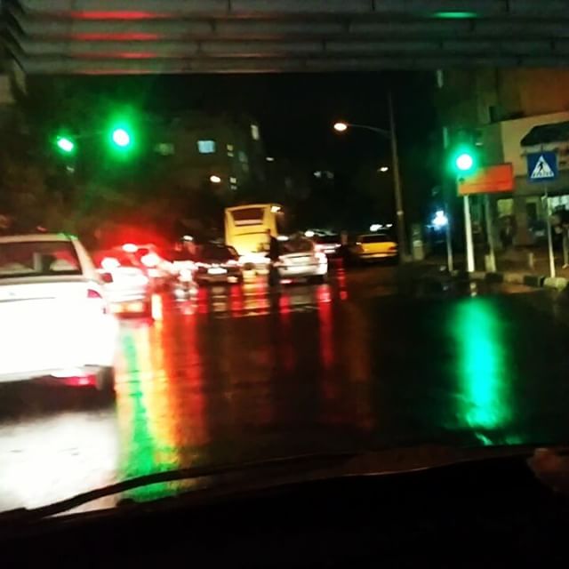 نگاره:  وقتی باران، آسفالت خیابان‌های تهران را رنگی رنگی می‌کندWhen the rain creates colourful pavement in Tehran streets