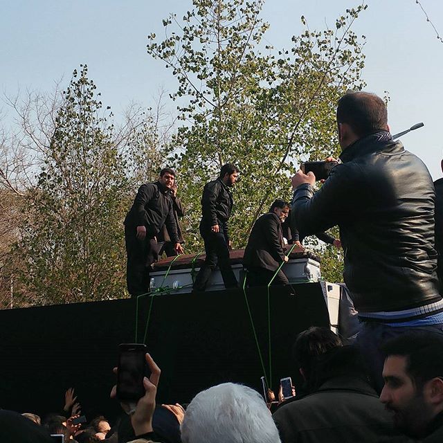 نگاره:  تمام شد…پایان مراسم را اعلام کردندعکس: خروج پیکر آیت‌الله #هاشمی از دانشگاه تهرانhttp://telegram.me/masoudborbor