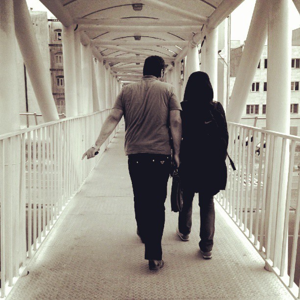 همراه‌نگاره:  خواهش می کنم یک لحظه بایست