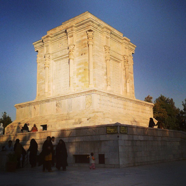 همراه‌نگاره:  آمده ام به پابوس فرزانه ی خراسان