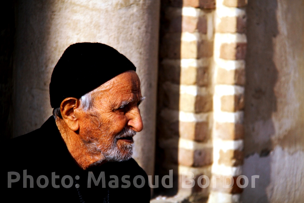 نشسته بر پیشگاه تاریخ