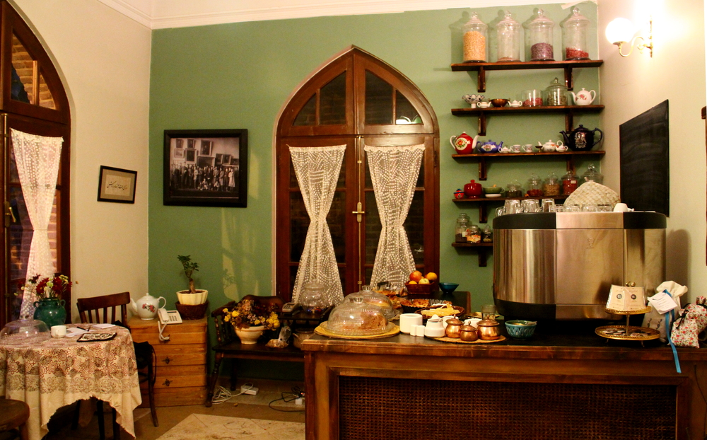 کافه طهرون - باغ نگارستان