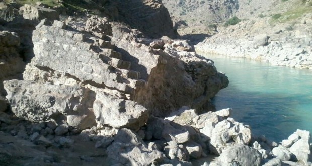 نه تنها پل پاپیلا، که جاده سنگفرش باستانی سوسن را نیز نابود کرده‌اند