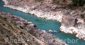 یک تخریب بزرگ در خاموشی: پایه عظیم پل باستانی پاپیلا یک شبه نابود شد