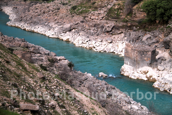 یک تخریب بزرگ در خاموشی: پایه عظیم پل باستانی پاپیلا یک شبه نابود شد