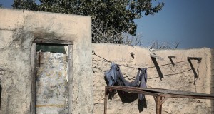 نگاره:  Two pairs of slippers,at the doorدو جفت دمپاییپشت در