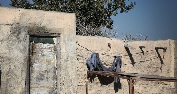 نگاره:  Two pairs of slippers,at the doorدو جفت دمپاییپشت در