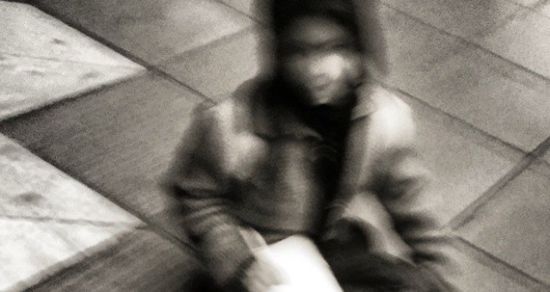 نگاره:  Doing "homework" on the cold pavement مشق خانه بر پیاده‌روهای شهر زمستانی