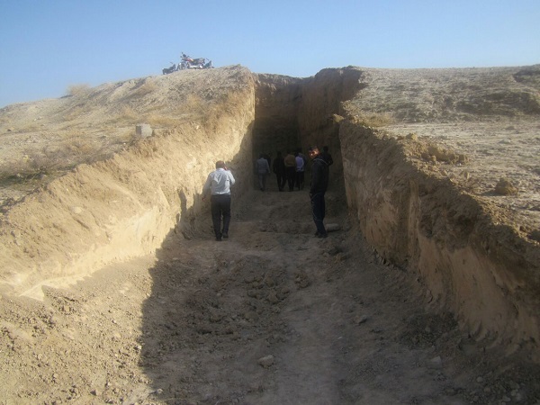 حفاری ۲۰ متری با لودر د‌ر تپه‌ خندق بهبهان