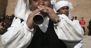 نگاره:  Man plays folk music of Khorasan, Iran, at the backyard of the tomb of Ferdowsi, beside the ruins of the ancient city of Tus. Playing this kind of music has become limited to cultural heritage and tourism exhibitions.