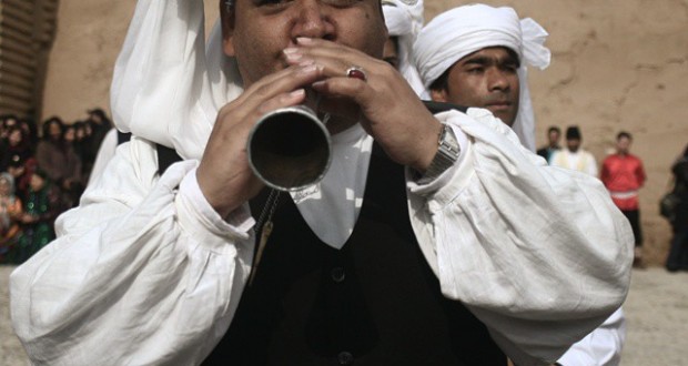 نگاره:  Man plays folk music of Khorasan, Iran, at the backyard of the tomb of Ferdowsi, beside the ruins of the ancient city of Tus. Playing this kind of music has become limited to cultural heritage and tourism exhibitions.