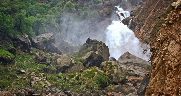 نگاره:  صد متری شاید فاصله داشتیم و غبار آب خنکمان میکرد#آبشار #نگین#اندیکا #خوزستان