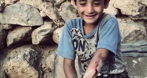 نگاره:  در چشم‌هاش سوزش نبود.  ذوق بود. ذوق آن که دست‌هاش زخم شده بود و شلوارش خاکی