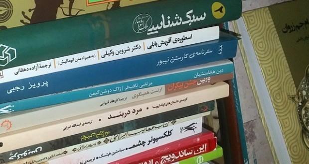 نگاره:  وقت‌هایی هم هست که آن چه ناگهان دراز می‌شود بخش زیرین صف روی میز است؛  خیلی هم کیفور از خرید تازه…