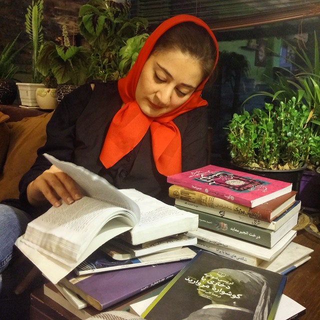 نگاره:  این گوشه‌ی لیم با کتاب‌ها