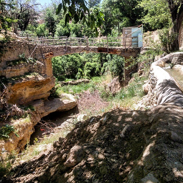 نگاره:  پلی که ماندو رودها رفتند