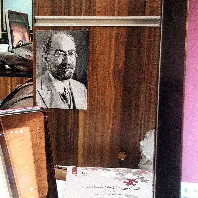 نگاره:  گوشه دوست‌داشتنی میز کارم در قانون