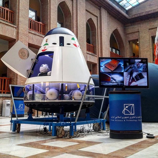 نگاره:  رونمایی از نخستین فضاپیمای سرنشین‌دار ایران