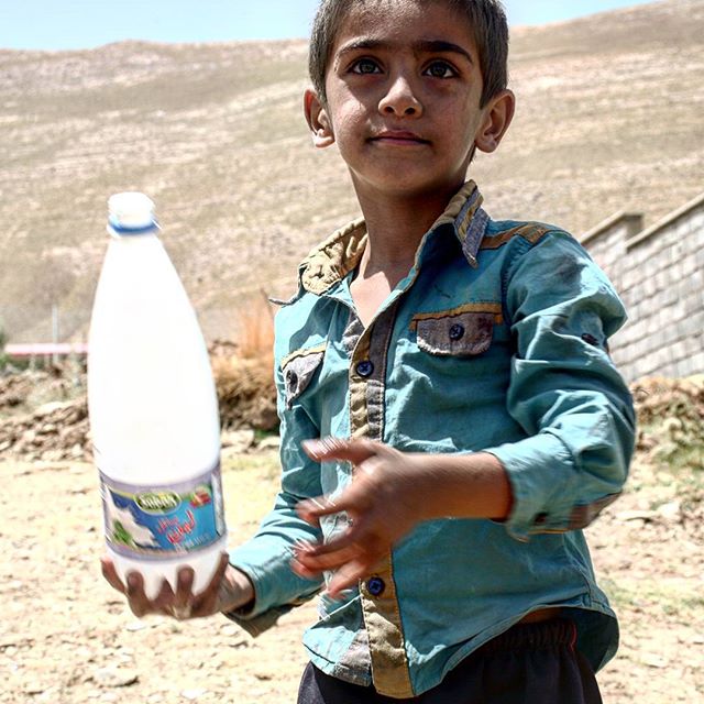 نگاره:  پسرک کنار چشمه