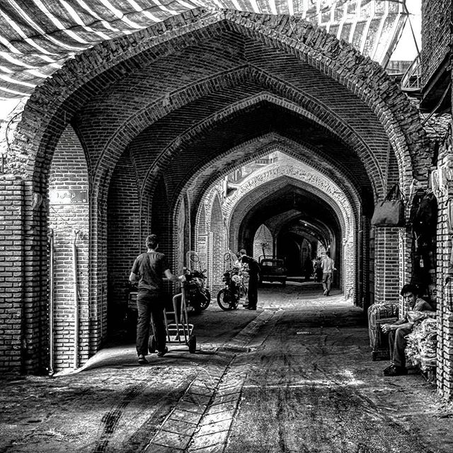 نگاره:  سایه‌های کهنه شهر