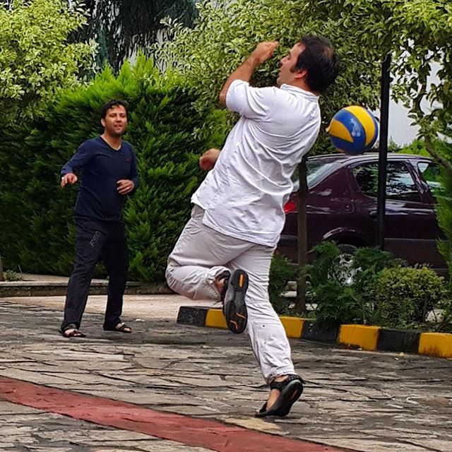 نگاره:  وقتی فوتبال بازی کردن آدم بعد از سال‌ها دوری از توپ بیشتر به والیبال ببردماشینمون طفلی چه با احتیاط پشتشو کرده به صحنه آسیب نبینه…