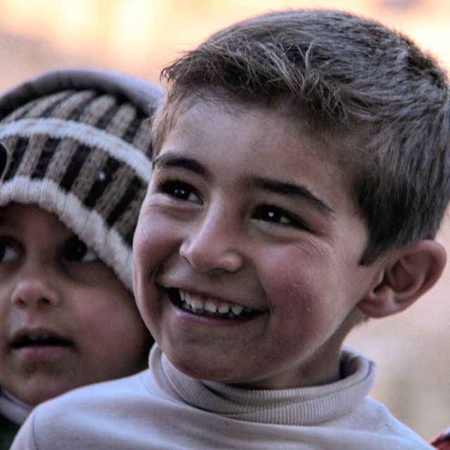 نگاره:  نه چراغی‌ست در آن پایانهر چه از دور نمایان استشاید آن نقطه نورانیچشم گرگان بیابان است