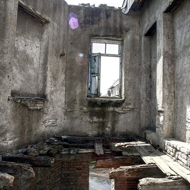 نگاره:  پنجره‌ای بر آب