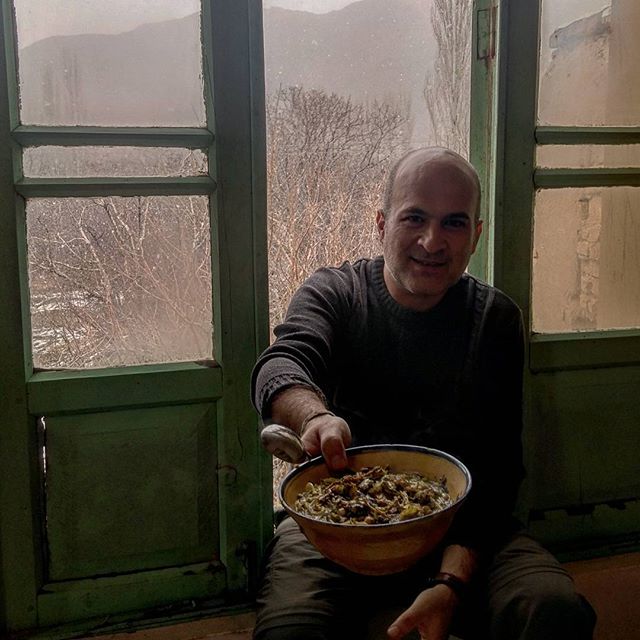 نگاره:  نشسته باشی زیر کرسی به تماشای برف که می‌بارد روی کوه و درخت و شاپور حاتمی آش رشته داغ تعارفت کند… ای آخ!