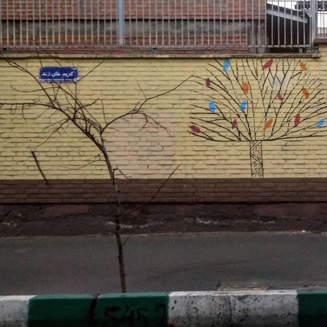 نگاره:  درختی بکش با رنگ، برگ، پرندهاینجا نهالی جان می‌دهد (یک داستانی هم بود از اُ هنری: آخرین برگدختره از تب داشت می‌مرد و گیر داده بود که تا برگی روی درخت هست من زنده‌ام. مَرده تو برف و سرما رفت رو دیوار یک برگ نقاشی کرد سینه پهلو کرد مُرد)Paint me a treeWith leaves and birdsThere is a saplingDying here (And there was a story by O Henry, the Last Leaf, about a girl dying and she believed that she will survive until there is a leaf, the man painted a leaf on the wall in the snow, and he was dead)