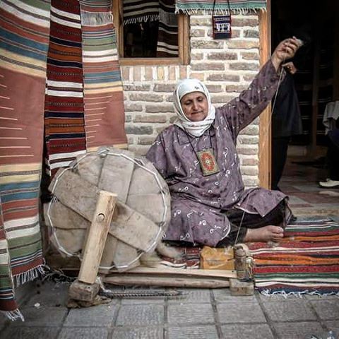 نگاره:  زمان بود که دور چرخ خالی می‌چرخید و از میان دستان خالی پیرزن نخ می‌شد، روزها و ماه‌ها و سال‌ها…