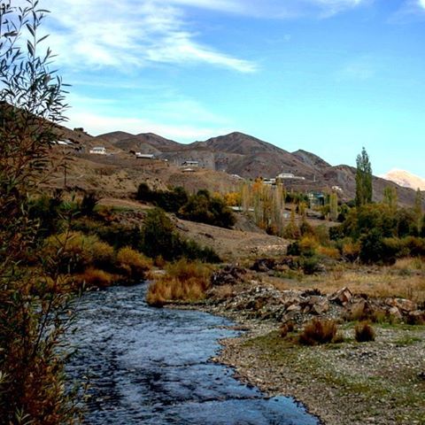نگاره:  کوهی و نهری و درختی که شاید روزی در تماشاگه نیما ایستاده بوده بودند