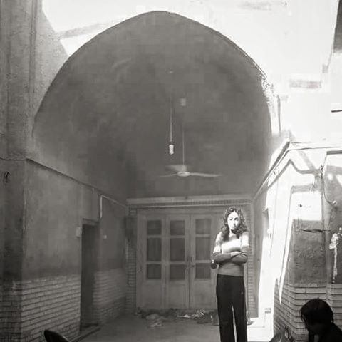 نگاره:  یک شاخه نور، از میان خشت‌ها و سایه‌های اُریب