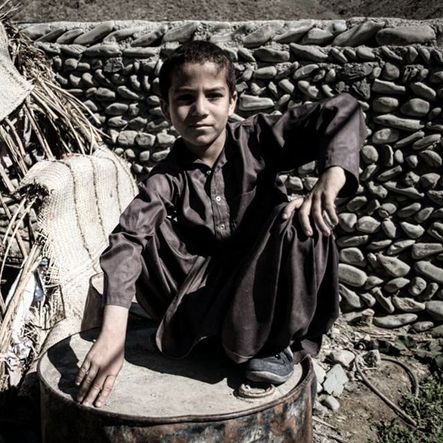 نگاره:  بزغاله کوچکی دنبال خواهرک سه ساله‌اش کرده بود و دختر جیغ می‌زدپسرک نشسته بر بشکه خالی ژست گرفته بوددل توی دلش نبود که زودتر عکس را بگیرم و آفتاب بلوچستان می‌تابیدکند شده بودم