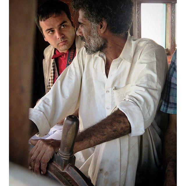 نگاره:  باید زمانی بوده باشد که گفت از سفری سه ماهه به اقیانوس برگشته‌اند که چهل روز آن در توفان گذشته است. دقایقی پیشتر از این گفته بودم در سفر بعدی، یا یکی از سفرهای بعدی همراهشان خواهم بود!It must be the time when I was told that they have returned from a 3 months journey into the ocean, 40 days at the storm. A few minutes before this I had told them I wanna be with them in the next journey, one of the next journeys.