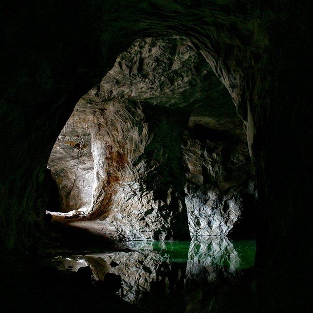 نگاره:  جایی در دل زمین، سکوت، بازتاب‌ نور بر دیوارها را زمزمه می‌کرد و پلک‌هاش با لالایی آرام آب، سنگین می‌شد