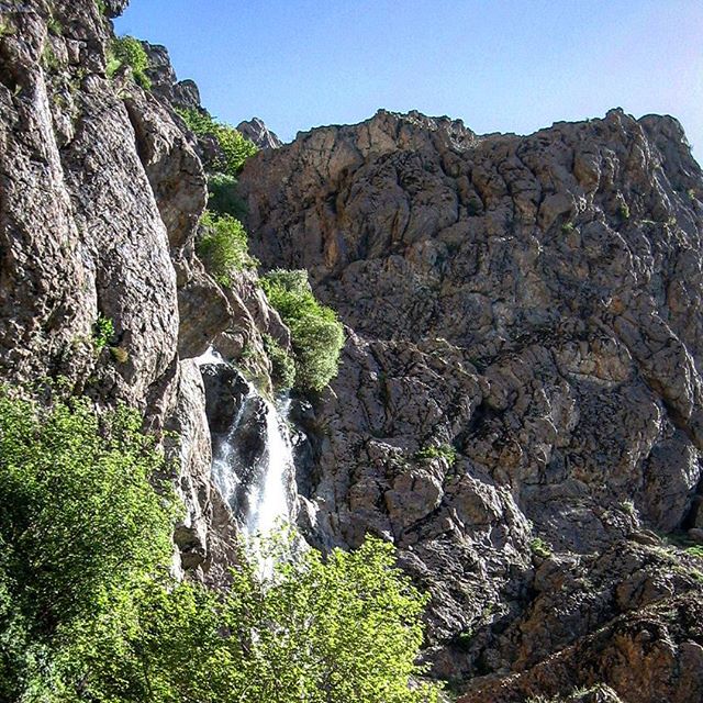 نگاره:  شیب تند را عرق‌ریزان و نفس‌زنان بالا برسی و از میان درختان سبز چشمت به دیدار این آبشار روشن شود و پوستت از پاشش ریزه‌های آب خنک…