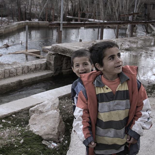 نگاره:  آمده بودند به تماشای پرنده‌ها من خنده‌هایشان را تماشا می‌کردم