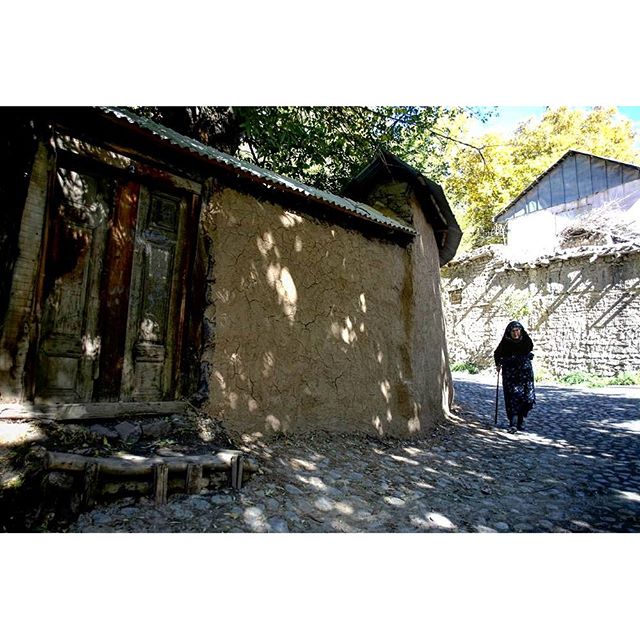 نگاره:  سال‌های رفته را قدم می‌زند