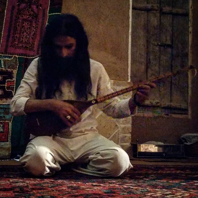 نگاره:  نوای تنبور در خانه روحانی برزک