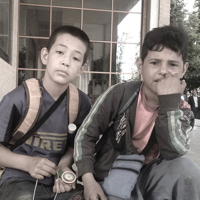 نگاره:  دقایقی بعد این اخم و نگرانی به خنده و سرخوشی بدل شده بود، هنگام آب‌تنی در حوض جلوی فرهنگستان هنر