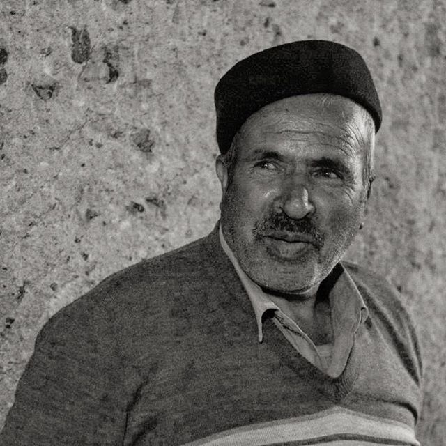 نگاره:  زمین چرخیده بود نور آرام آرام رفته بود و لبخند بر لبان مرد می‌ماسید