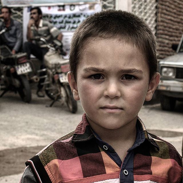 نگاره:  تئاتر کمدی خیابانی تماشا می‌کرد با اخم