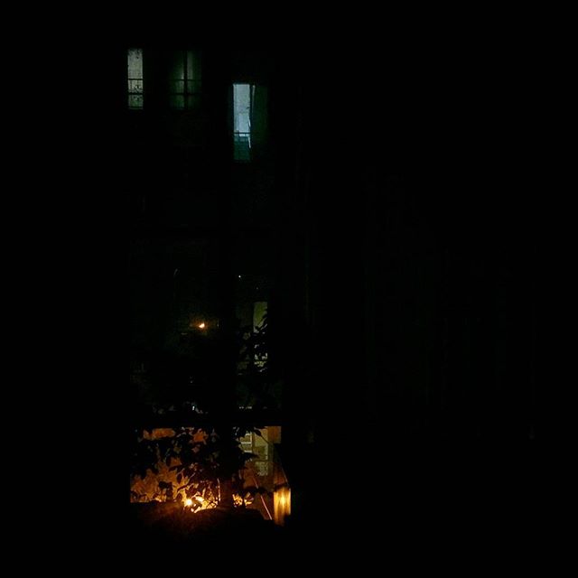 نگاره:  پشت پنجره‌ی شبانه