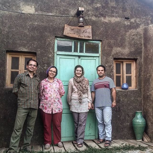 نگاره:  با خسرو و مهین، در آستانه‌ی اکوکلبه‌ی دوست‌داشتنی گیله‌بوم کلی کارها و جاذبه‌ها و آدم‌ها و چیزهای دوست‌داشتنی اینجا هست تا از ساعت‌ها و روزهای آدم سفری به یادماندنی بسازد دریابید