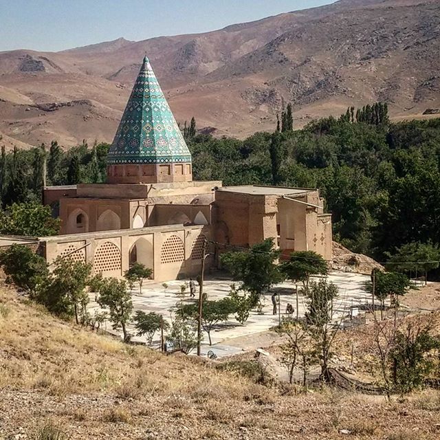 نگاره:  آرامگاه بابا افضل کاشانی