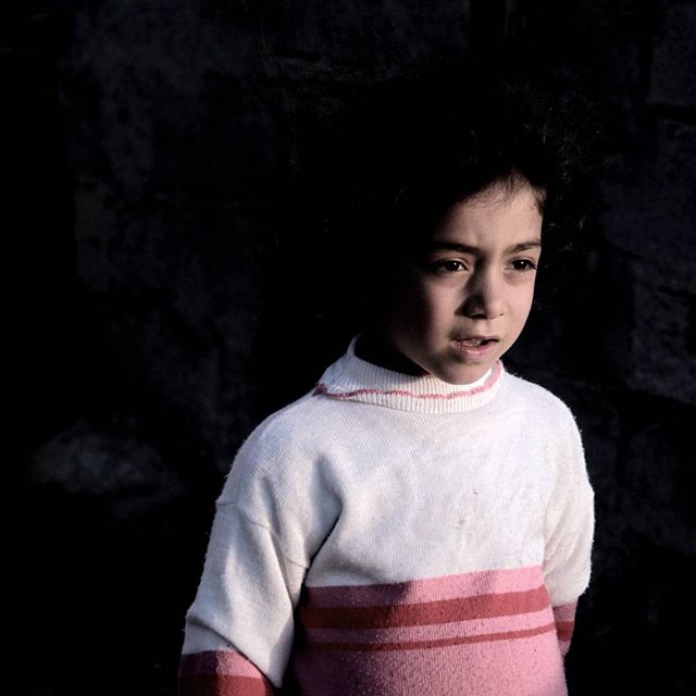 نگاره:  جهان فرو می‌ریختمن در نگاهش می‌دیدمسایه‌های مهیب دیوارها اینک پناهی بودمتزلزل و پایادر انحنای خاک گرفته‌ی آینه‌ها