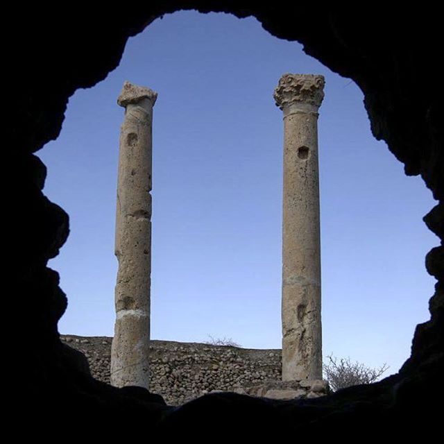 نگاره:  ستون‌های سنگ یادبود بیشاپور