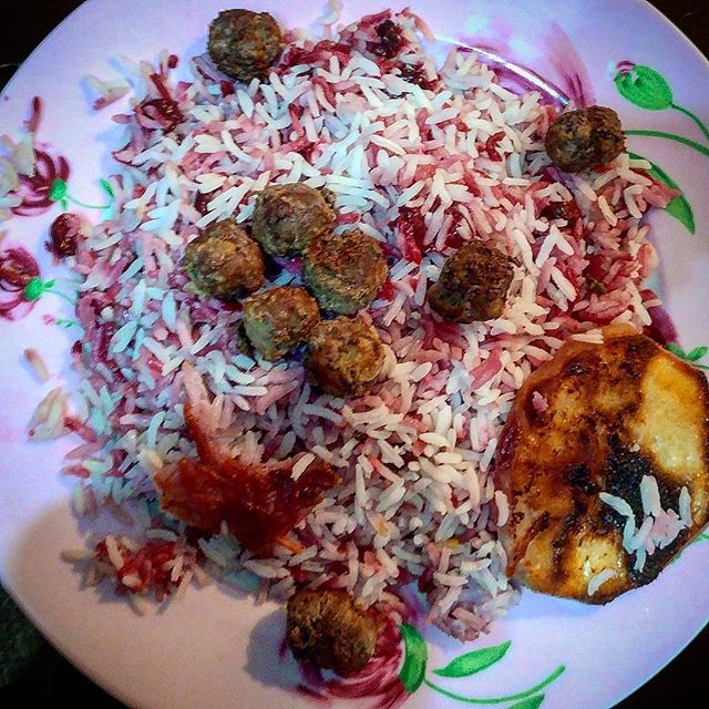 نگاره:  وقتی له و لورده از باشگاه برمی‌گردی و آلبالو پلوی لادن‌پز چشم به راهته، اون هم نه با مرغ (مزخرف) که با گوشت قلقلی