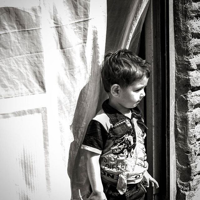 نگاره:  روزها نورانی‌تر بود، بوها حاضرتر، سایه‌ها رازآمیزتر، زمان کندتر، و ما در قلب زمان بی‌کرانه، روز می‌سوزانیدیم…